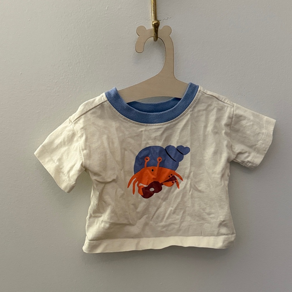 5/$25 Hanna Andersson White and Blue Tee with Orange Crab